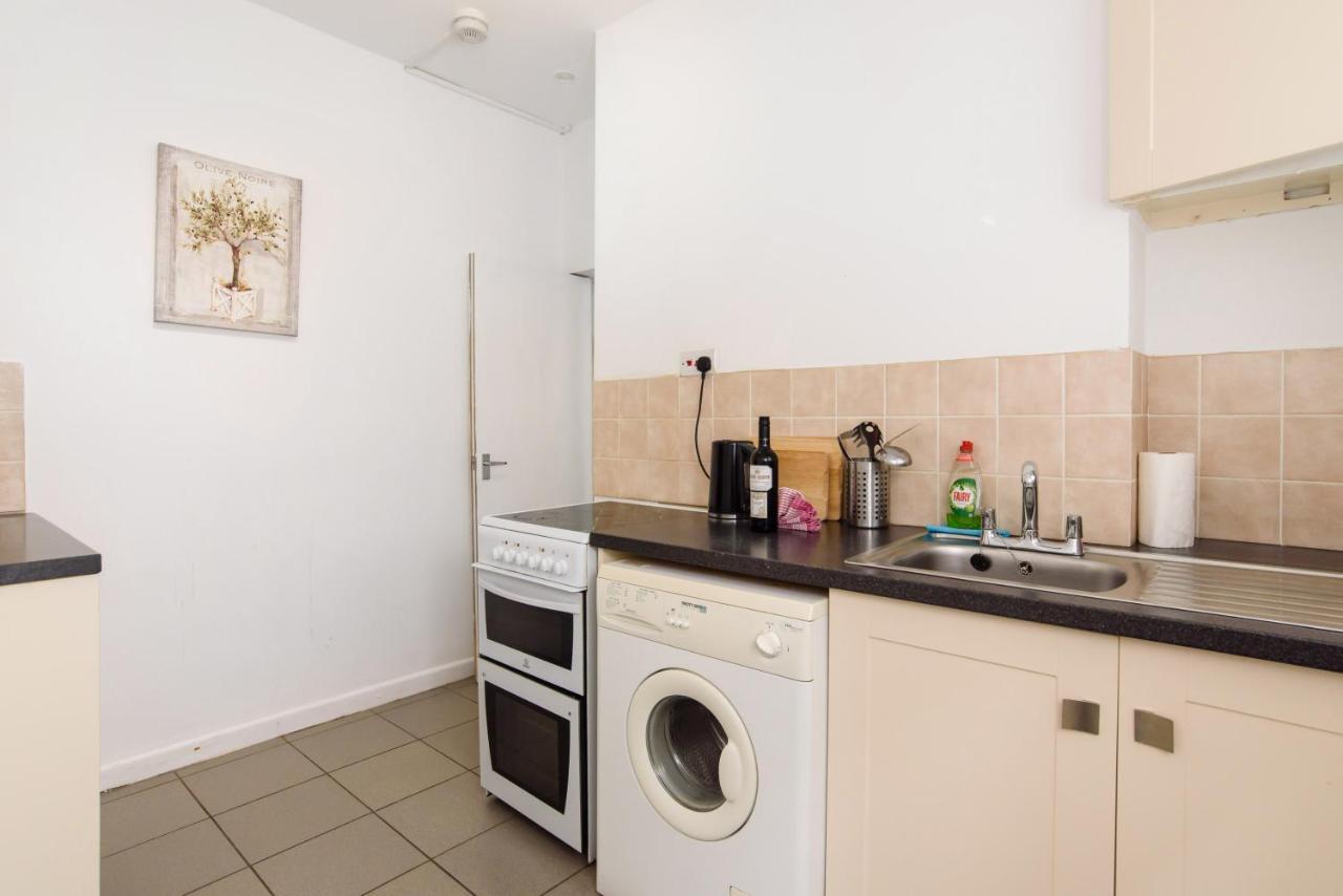 Handpost Apartment *